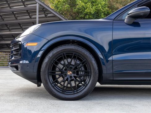 Certified 2025 Porsche Cayenne Coupe AWD/4WD image 13
