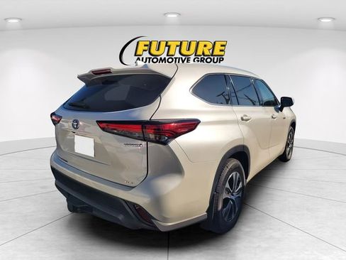 Used 2021 Toyota Highlander XLE AWD/4WD image 3
