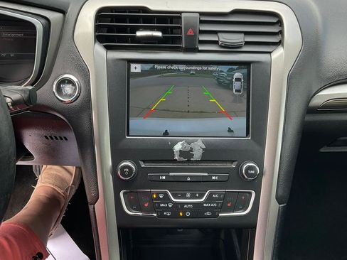 Used 2018 Ford Fusion SE w/ Fusion SE Technology Package FWD image 20