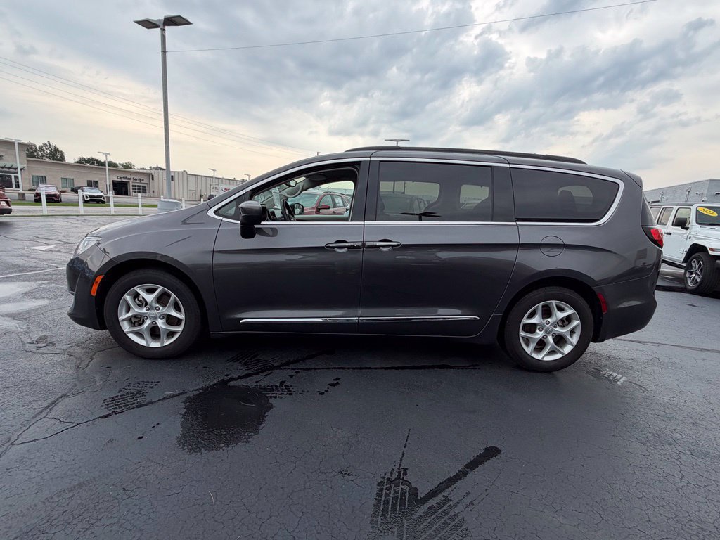 Used 2017 Chrysler Pacifica Touring Plus w/ Tire & Wheel Group FWD image 4