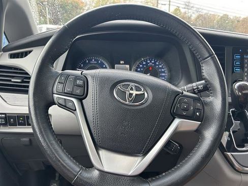 Used 2017 Toyota Sienna XLE image 10