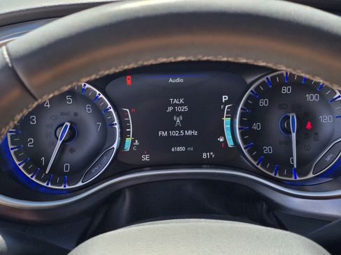 Used 2024 Chrysler Pacifica Touring-L FWD image 32