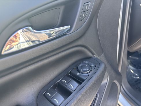 Used 2020 Chevrolet Equinox LT w/ Sport Edition image 17