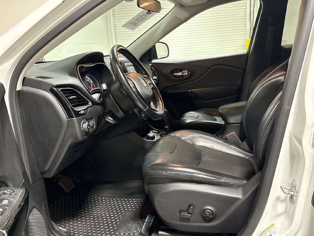 Used 2020 Jeep Cherokee Latitude Plus AWD/4WD image 19