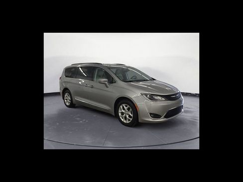 Used 2017 Chrysler Pacifica Touring-L w/ Tire & Wheel Group FWD image 8