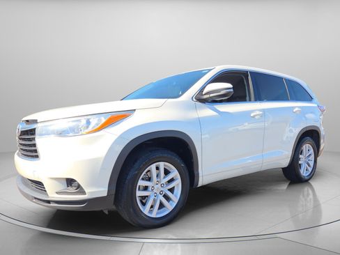 Used 2015 Toyota Highlander LE image 2