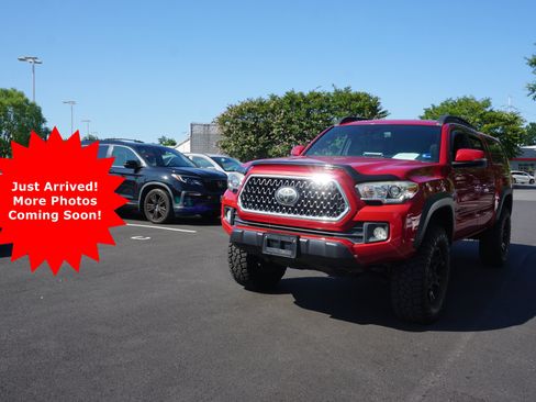 Used 2018 Toyota Tacoma TRD Off-Road AWD/4WD image 1