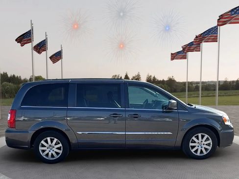 Used 2016 Chrysler Town & Country Touring FWD image 4