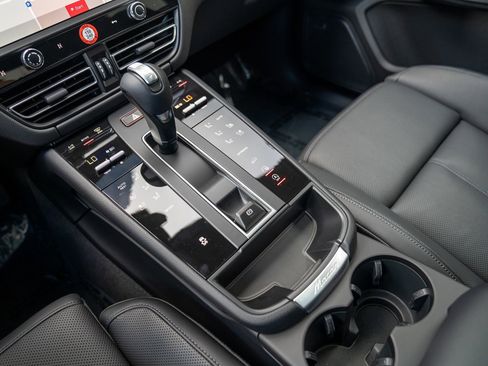 Certified 2025 Porsche Macan image 18