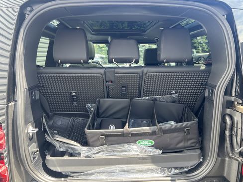 New 2025 Land Rover Defender 90 X-Dynamic SE image 31