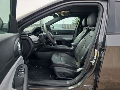 Used 2023 Jeep Compass Latitude w/ Sun and Sound Group AWD/4WD image 6