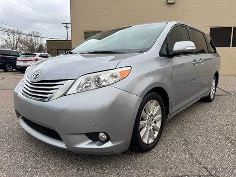 Used 2013 Toyota Sienna Limited w/ Premium Pkg image 3