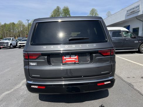 Used 2022 Jeep Wagoneer Series III w/ Convenience Group I AWD/4WD image 2