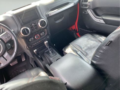 Used 2017 Jeep Wrangler Unlimited Sahara w/ Connectivity Group AWD/4WD image 12