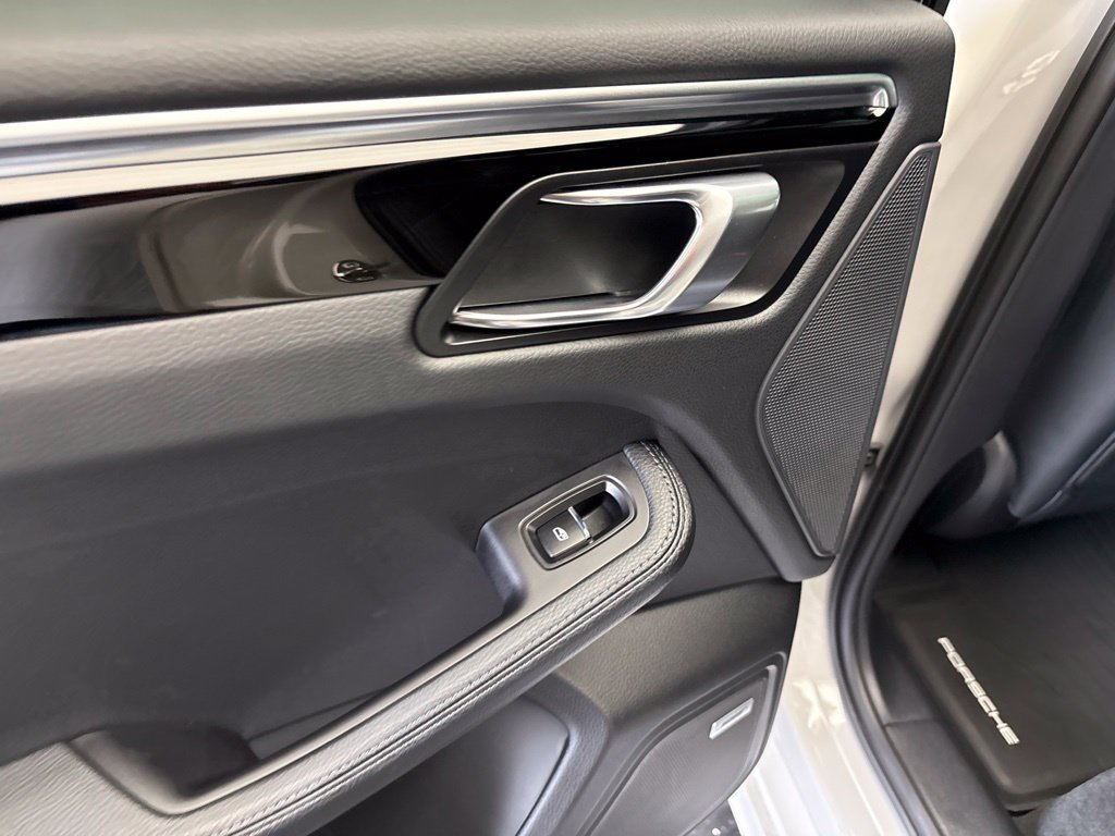 Certified 2023 Porsche Macan S AWD/4WD image 18