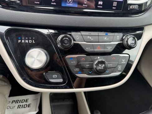 Used 2024 Chrysler Pacifica Touring-L FWD image 21