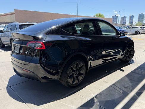 Used 2024 Tesla Model Y 2WD image 4