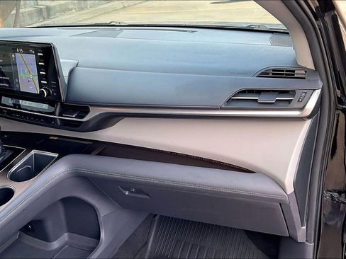 Used 2022 Toyota Sienna XLE w/ XLE Plus Package image 16