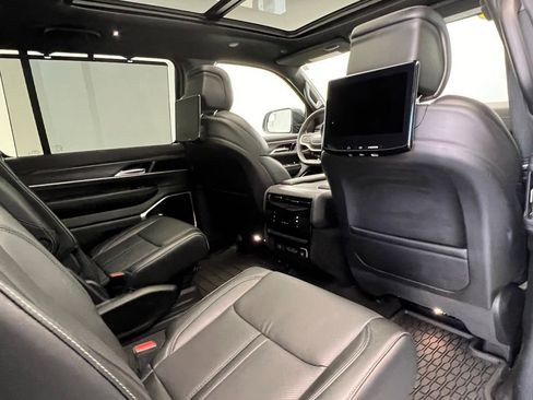 Used 2023 Jeep Wagoneer Series III w/ Premium Group I AWD/4WD image 9