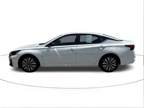 Used 2025 Nissan Altima 2.5 SV FWD image 6
