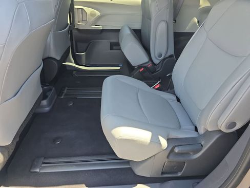 Used 2024 Toyota Sienna XLE FWD image 14