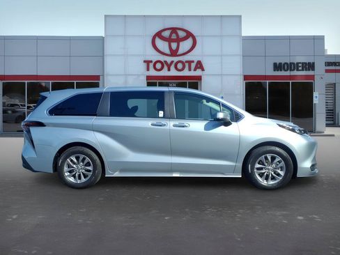 Used 2025 Toyota Sienna XLE FWD image 8