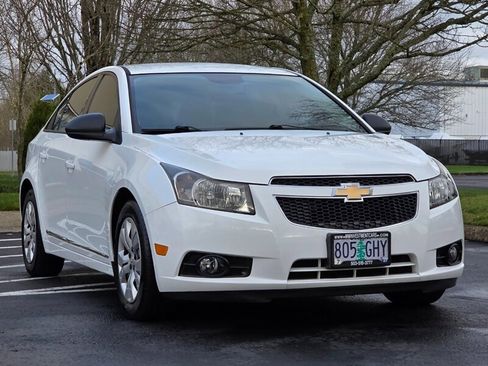 Used 2013 Chevrolet Cruze LS image 16