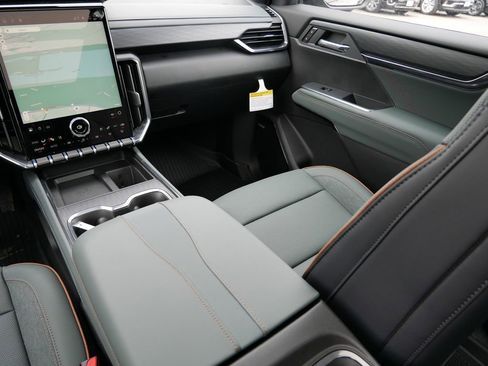 New 2026 GMC Acadia AT4 w/ Luxury Package image 11