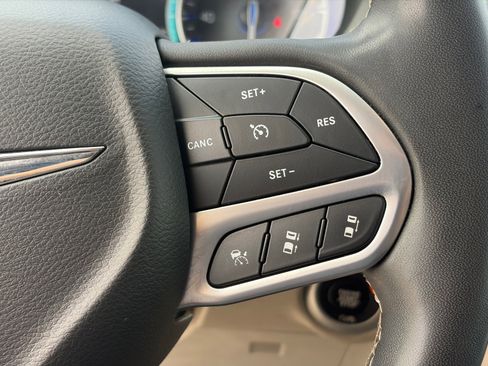 Used 2022 Chrysler Pacifica Touring-L FWD image 25