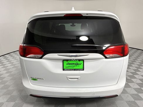 Used 2018 Chrysler Pacifica Touring-L image 10