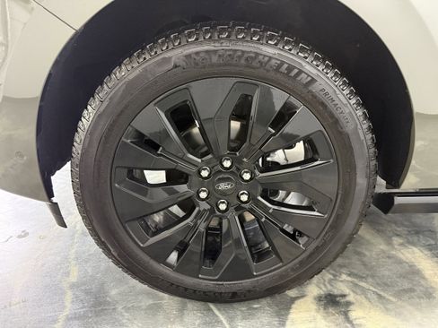 Used 2025 Ford Expedition Platinum w/ Platinum Ultimate Package AWD/4WD image 28