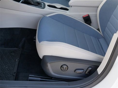 Certified 2025 Volkswagen Jetta SE image 14