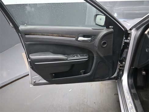 Used 2017 Chrysler 300 C image 12