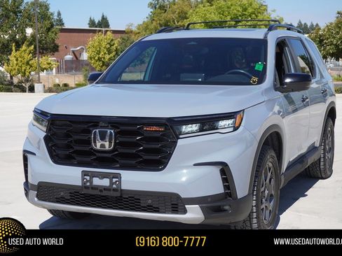 Used 2024 Honda Pilot TrailSport image 1