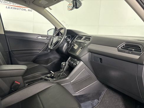 Used 2021 Volkswagen Tiguan SE image 29