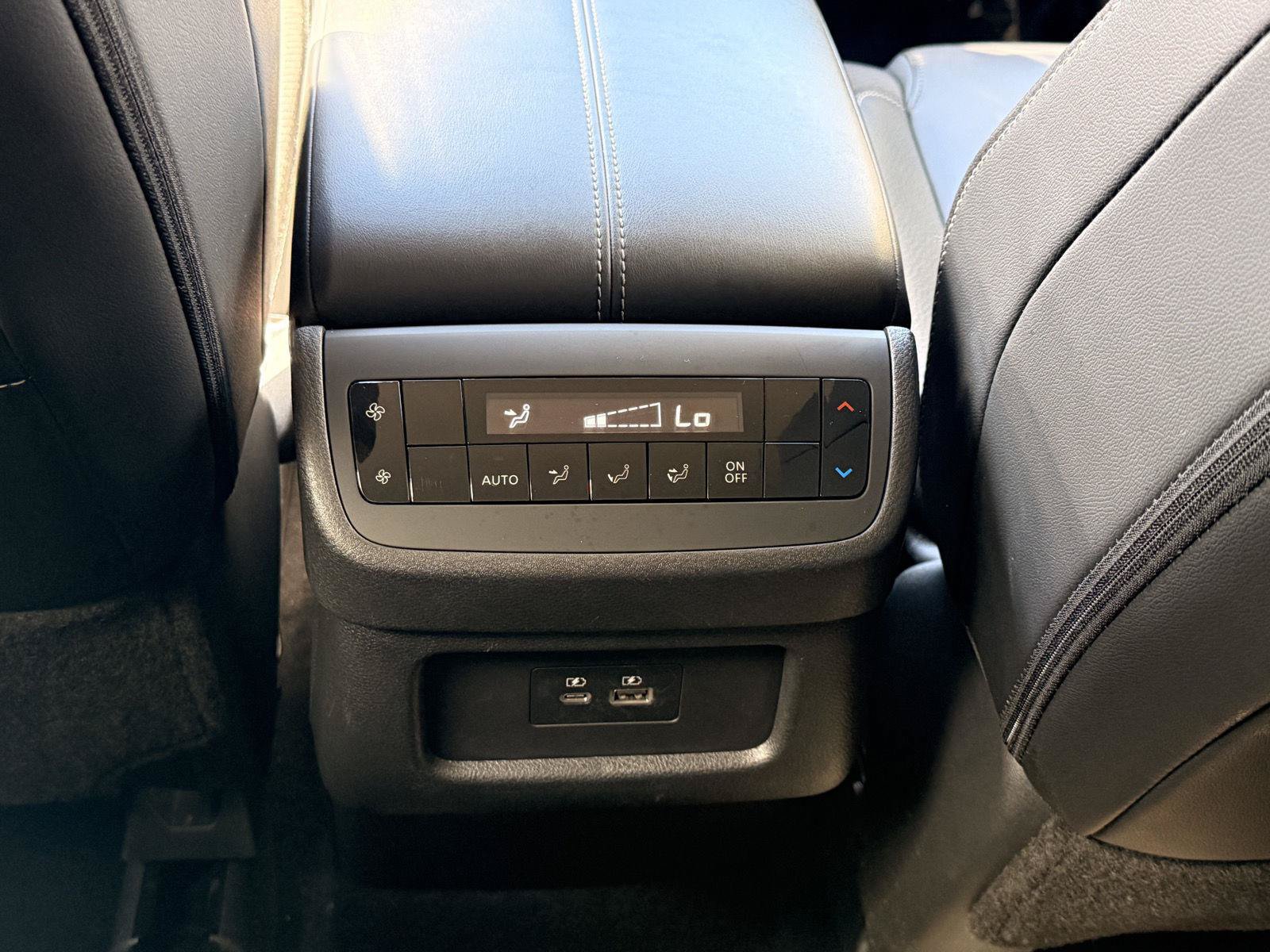 Used 2023 Nissan Pathfinder SL AWD/4WD image 22