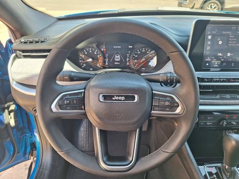 Used 2025 Jeep Compass Latitude AWD/4WD image 16
