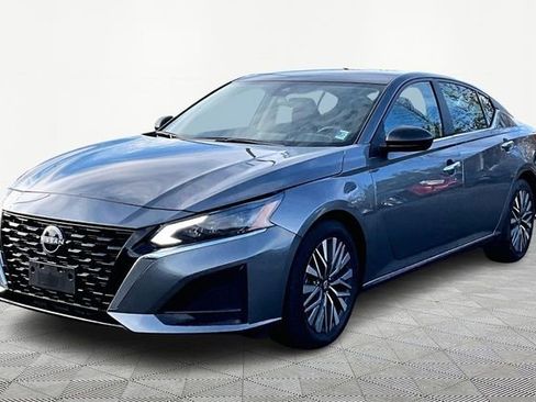 Used 2024 Nissan Altima 2.5 SV image 3