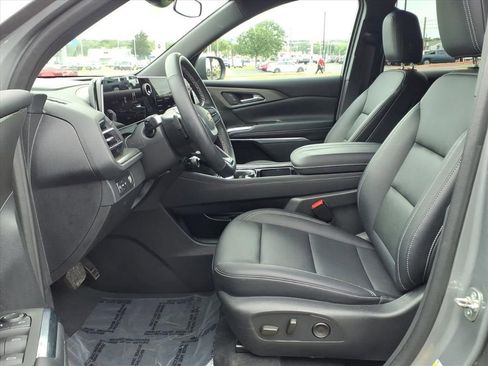Used 2025 Chevrolet Traverse LT w/ Driver Confidence Package FWD image 19