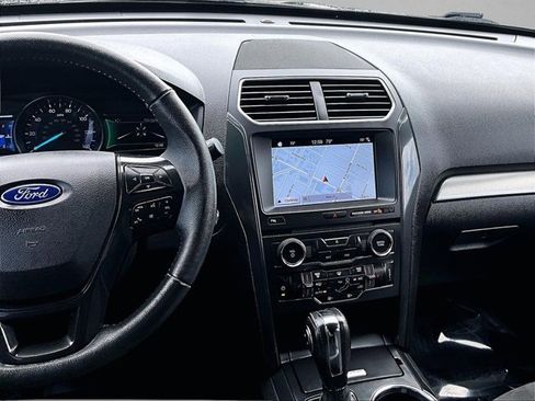 Used 2018 Ford Explorer XLT w/ Equipment Group 202A image 6