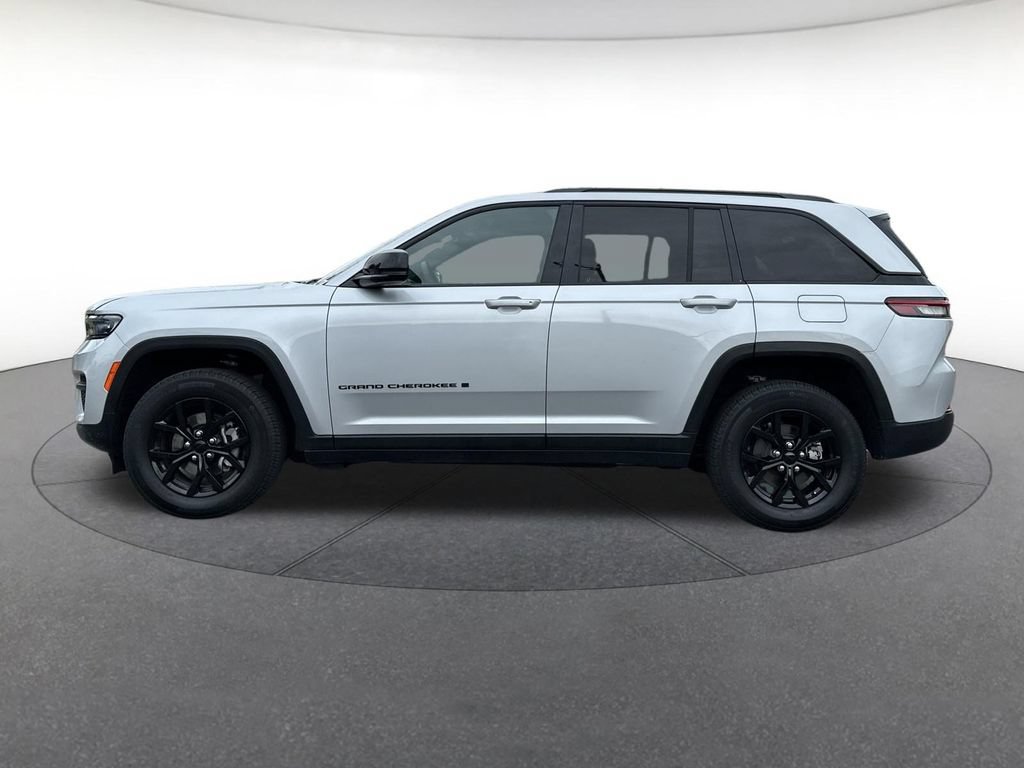 Used 2025 Jeep Grand Cherokee Altitude AWD/4WD image 2