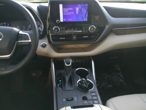 Used 2023 Toyota Highlander XLE image 33
