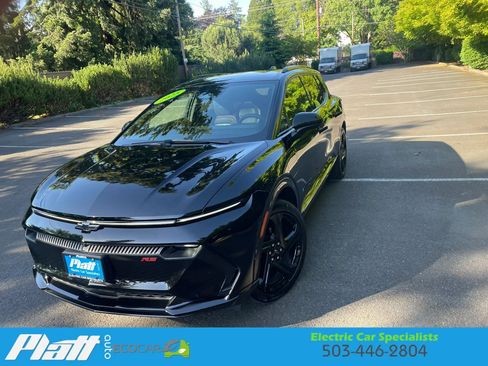 Used 2025 Chevrolet Equinox EV RS FWD image 2
