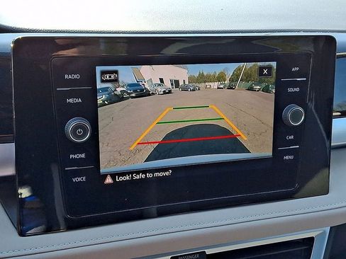 Certified 2025 Volkswagen Taos SE w/ Panoramic Sunroof Package FWD image 18