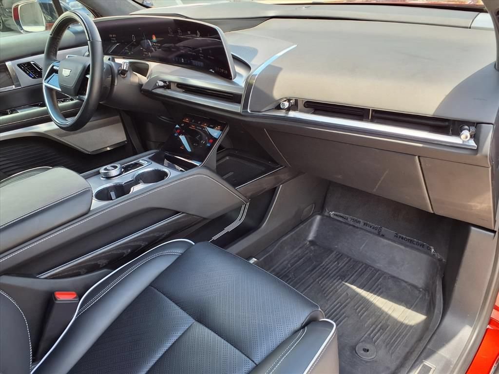 Certified 2026 Cadillac Vistiq Platinum w/ LPO, Floor Liner Package AWD/4WD image 8