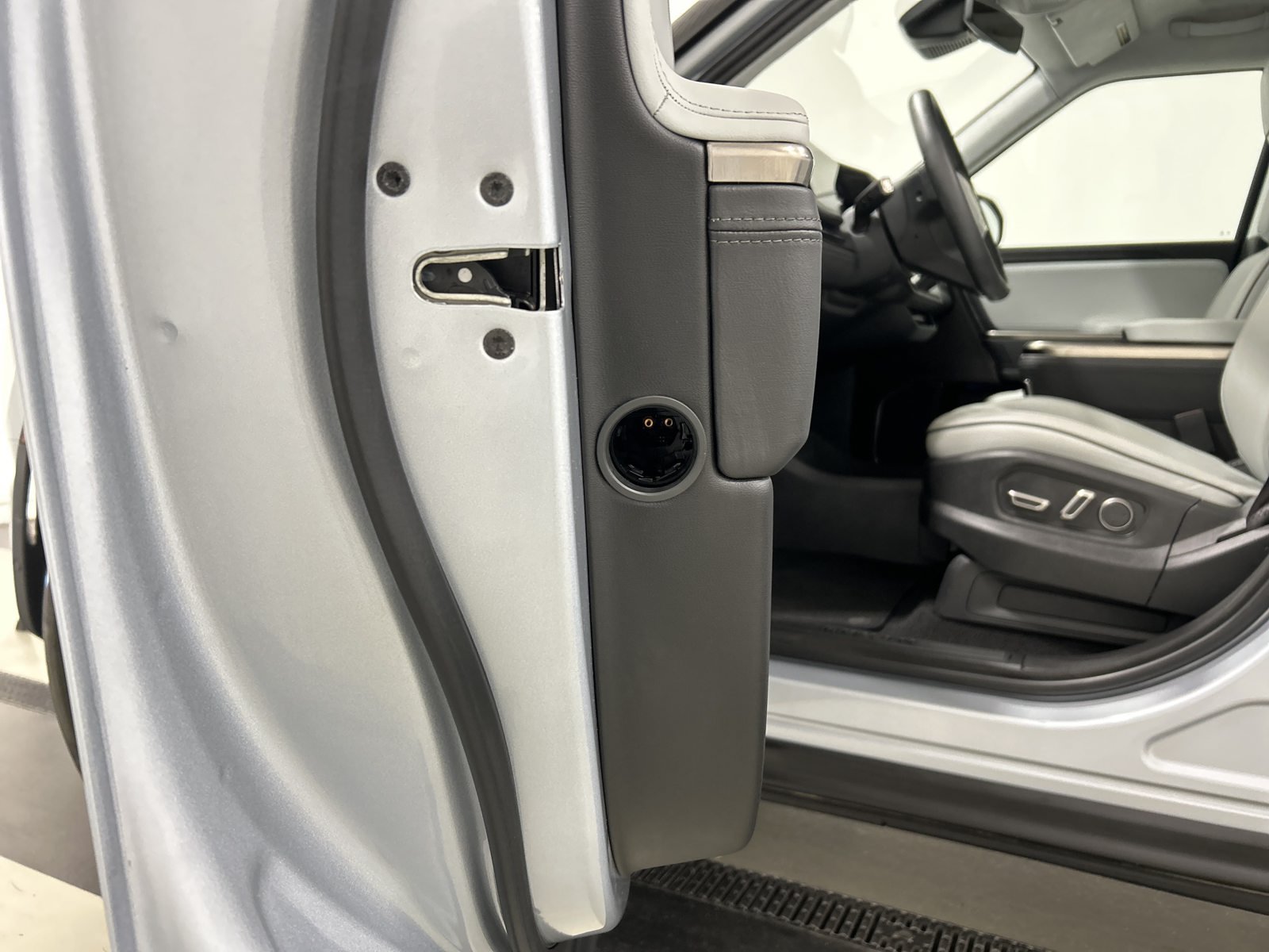 Used 2025 Rivian R1S Adventure Dual AWD/4WD image 32