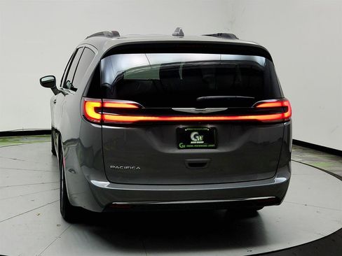 Used 2022 Chrysler Pacifica Touring-L FWD image 6