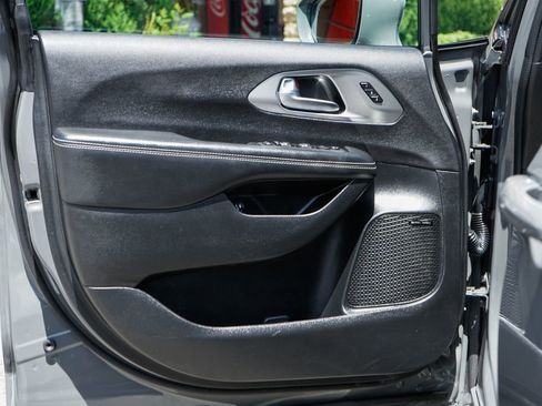Used 2022 Chrysler Pacifica Limited w/ S Appearance Package FWD image 18