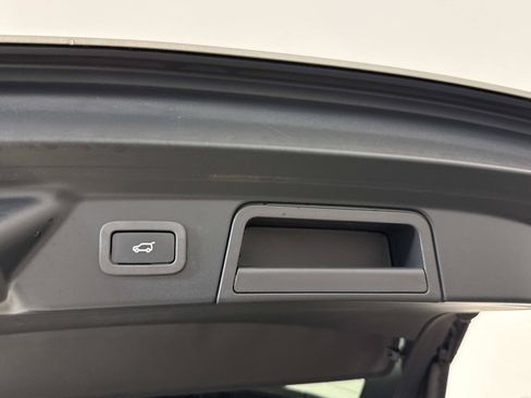 Used 2018 Land Rover Range Rover Velar R-Dynamic SE AWD/4WD image 12