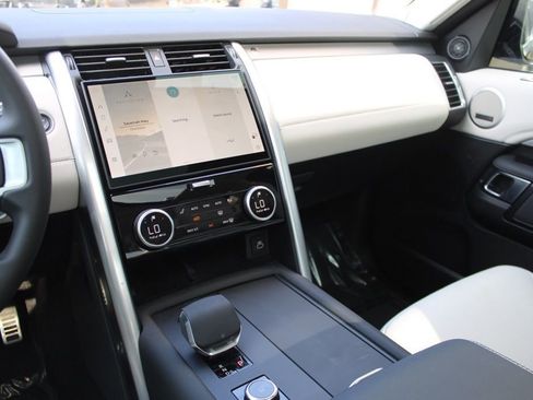 Certified 2025 Land Rover Discovery Dynamic SE image 22